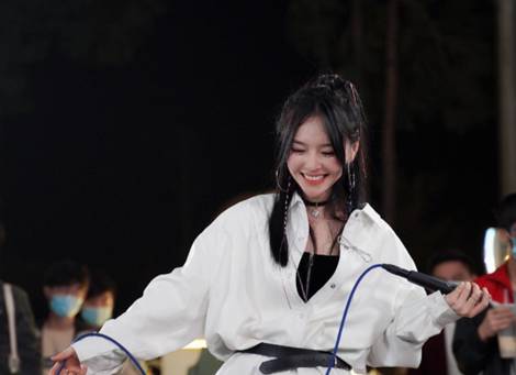 没啧哥挨饿了？鱼闪闪发圈回应