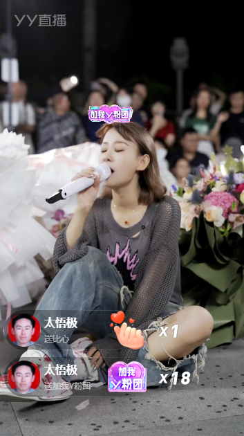 小阿七庆生雨中路演，百人合唱