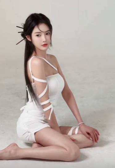 芮甜甜现身男人房间，身价超百亿