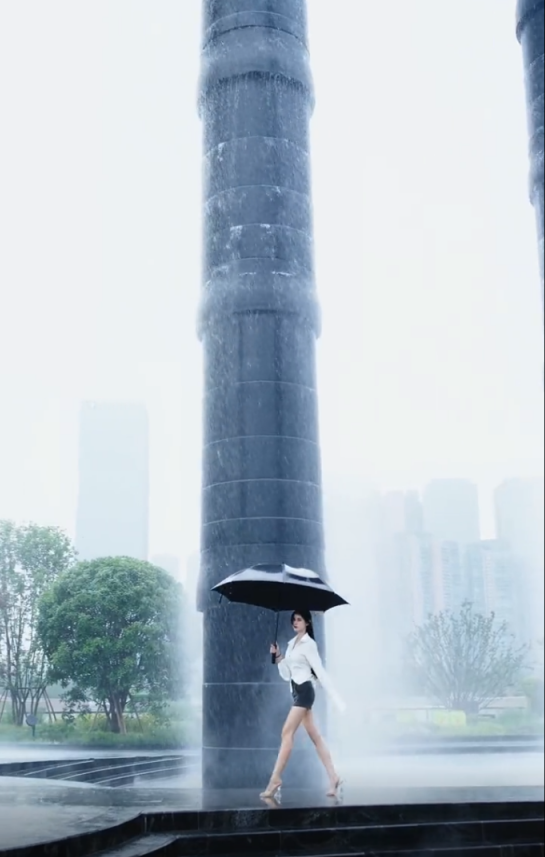 女top蓄电，长腿走出大嫂气场！