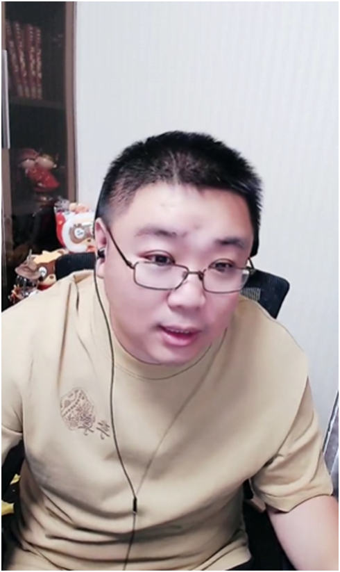 这位身材超棒的电母昨天吃饱了