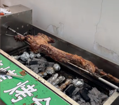 季节哥抵达哈尔滨，雅乐烤全羊招待！