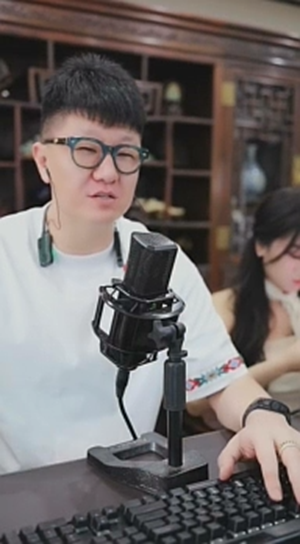 凯奇与大叔虽也喝酒，但不墨迹