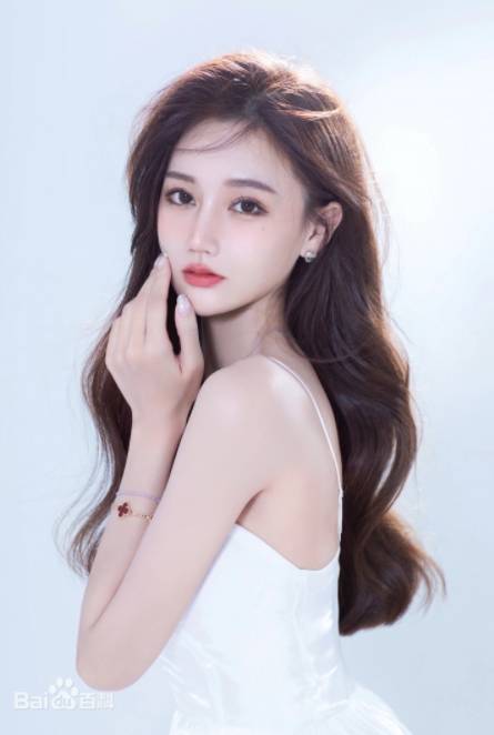 除了兰梦莎，她也是睿廷顶级吸金电母