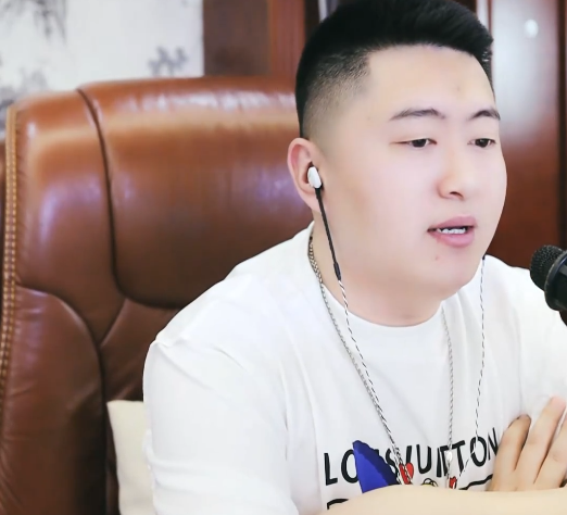 面具男孩！媳妇都不知大哥秘密