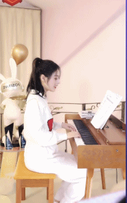 深夜琴声！鱼闪闪学琴俩月能弹曲