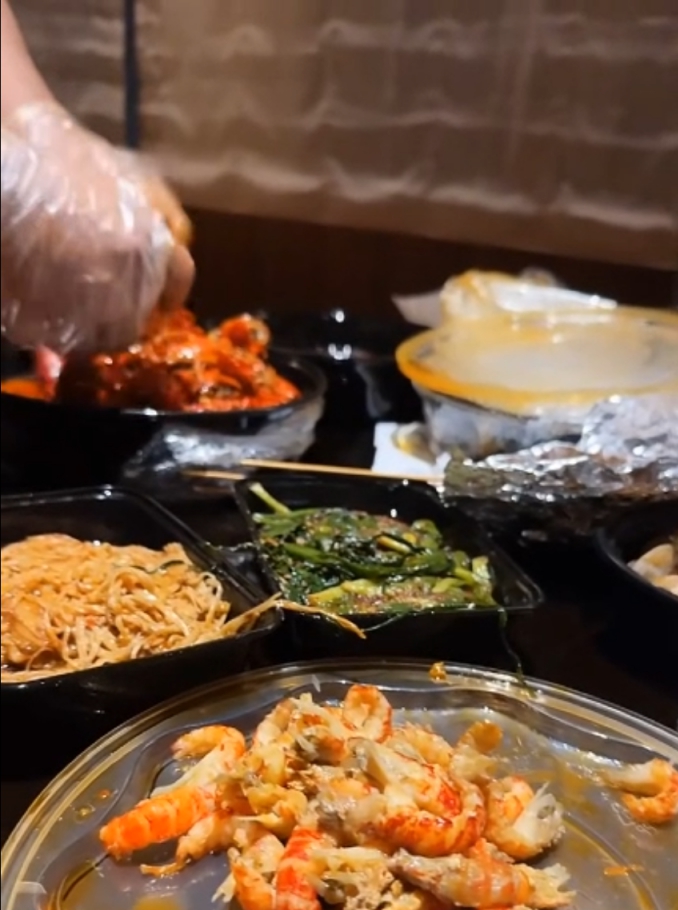 太宠了，探戈哥全程给晓夏扒小龙虾！