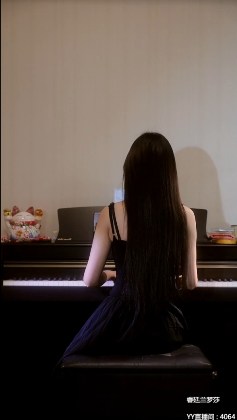 绝美背影杀，兰梦莎现场演奏钢琴曲！