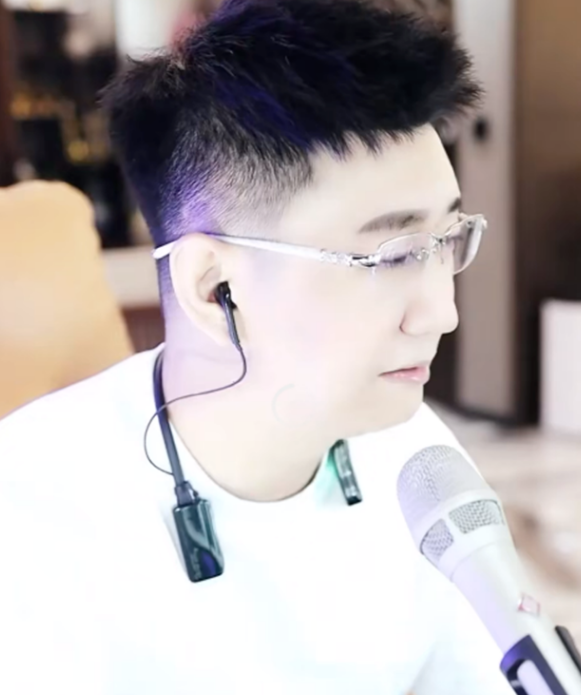 高富帅！小浩曝光神豪红杏哥颜值