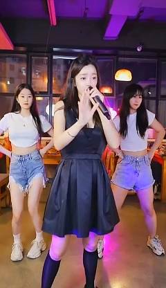 崔阿扎周年庆上演女团热舞！