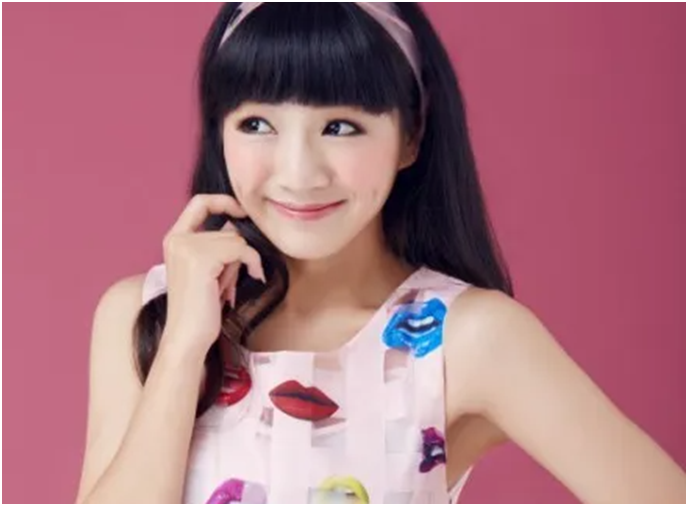 她登周星海报，两大神豪力挺，文儿笑晕