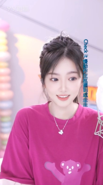 微凉和小猫咪有着极度的反差！