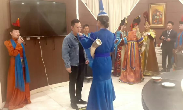 王小源内蒙见大哥，品当地美食！