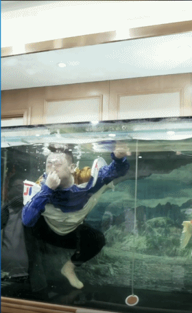 K哥秒榜，王小源跳鱼缸捞锦鲤！