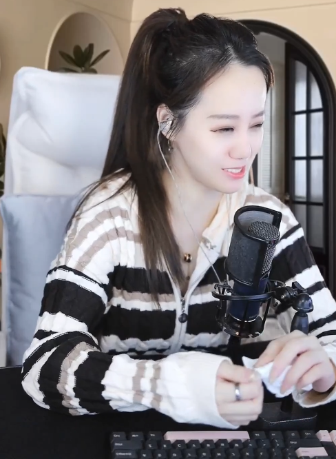 樱桃曝大佛打嘴巴子，全网出名