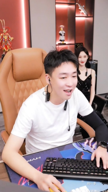 力赞探戈人品好，刘一手排队等着加入yx！