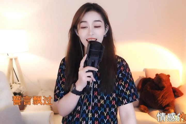 两大神豪为这位奇领的电母抢夺百万头条