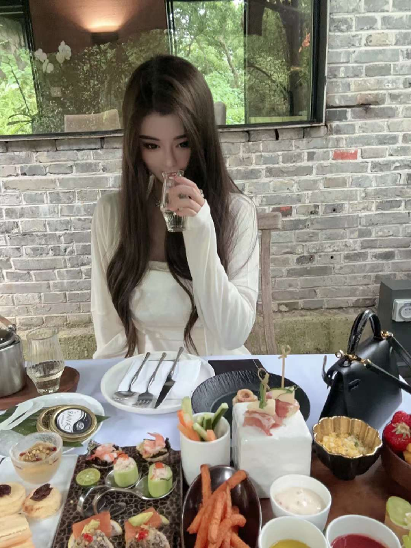 女神夏畅玩江南，入住纪梵希！