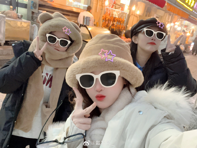 戴羽彤素颜出镜，打卡新疆美食！