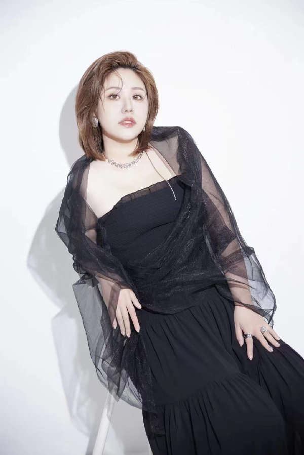 qjy夺冠后拍摄绝美写真，瘦多了