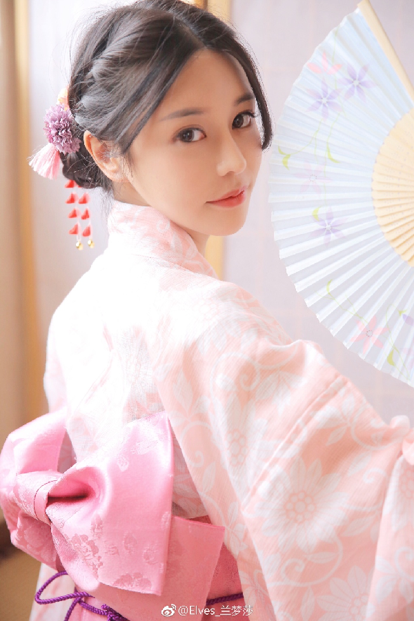 粉红佳人，兰梦莎和服写真来袭