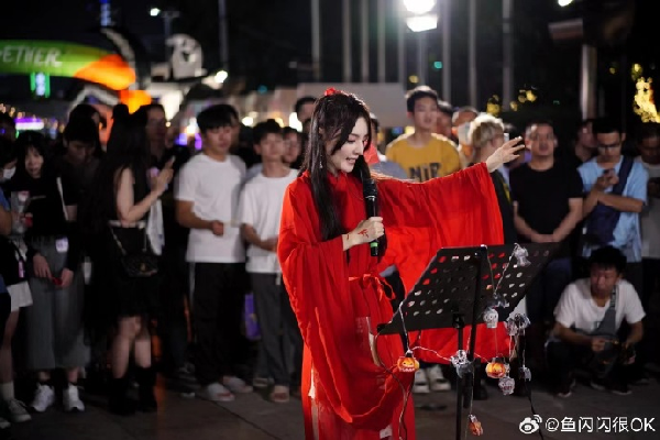 唯美户外婚纱秀，鱼闪闪变万圣妆