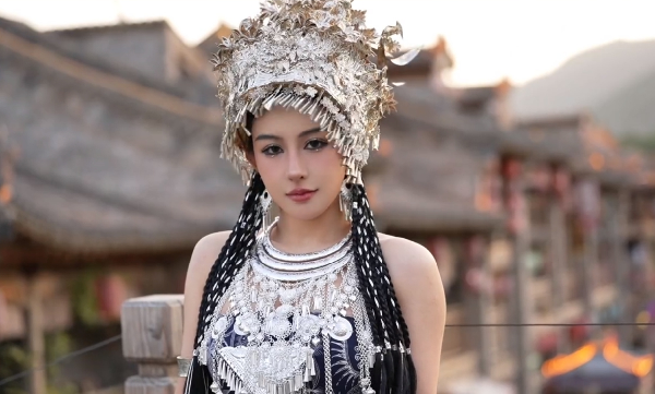 凡凡民族风苗族美女，惊艳古镇！