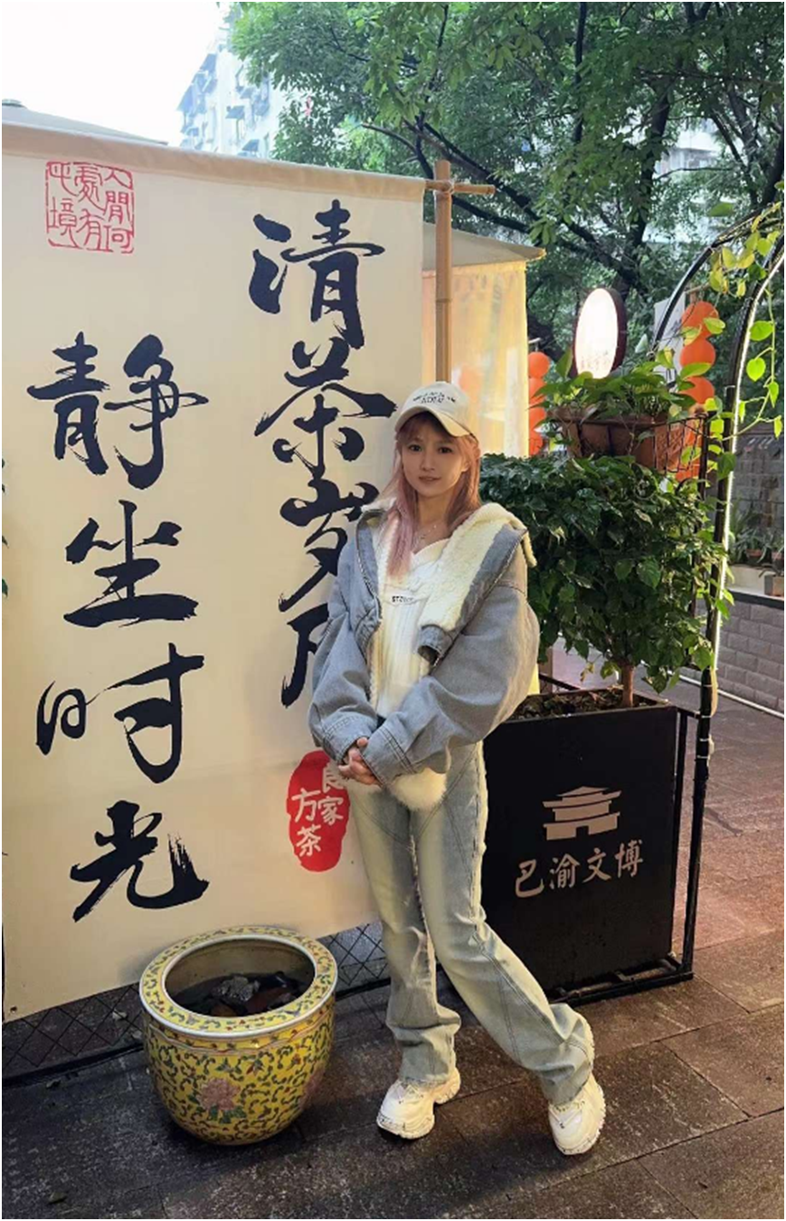 文儿赴成都，与美女徒弟合影晒照！