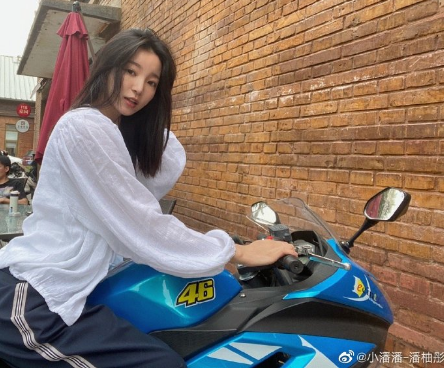 炸街！小潘潘变身机车少女