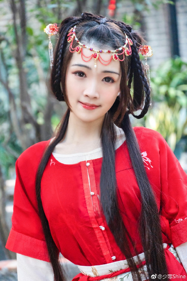 郡主驾到！少寒红裙写真惹人爱