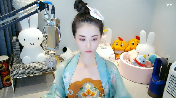 雍容华贵！小金娃穿汉服气质尽显
