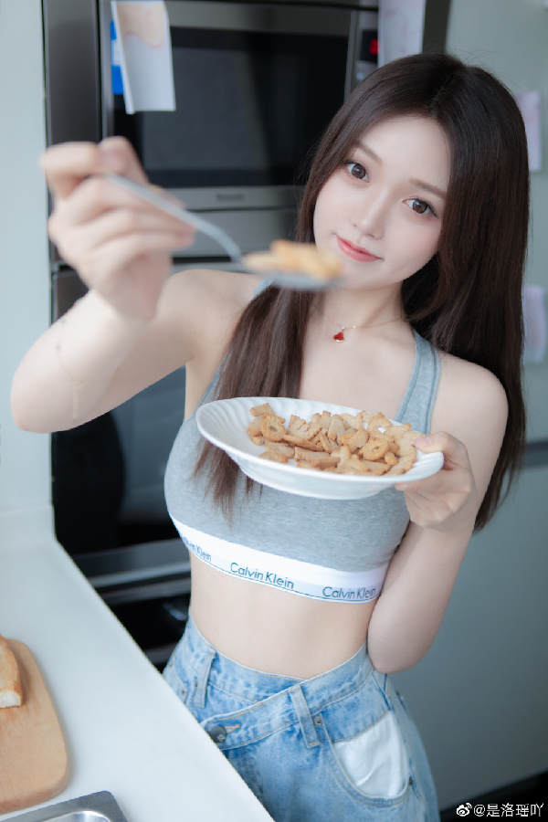 楚楚动人！洛瑶厨房写真大片