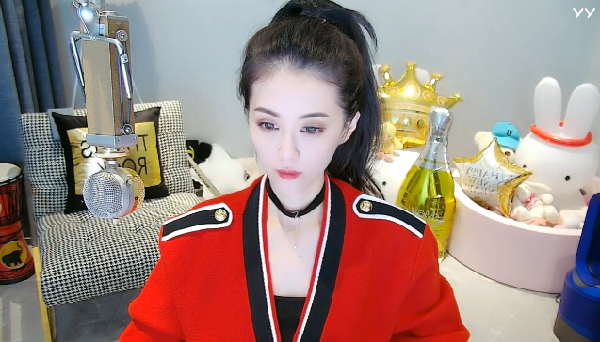 飒！小金娃红色制服尽显女神气质