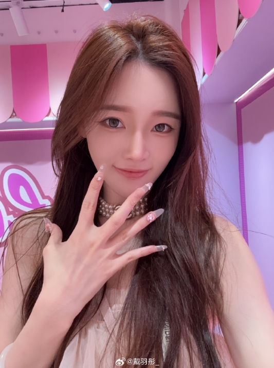 戴羽彤给自己庆生，太美啦！
