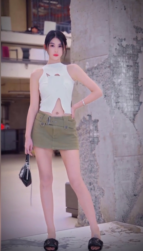 笨蛋美人，兰梦莎大长腿迷人！