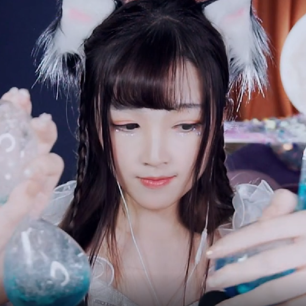少寒粉粉嫩嫩的妆容，仙女感十足