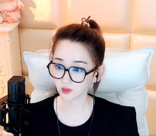 美美黑色系穿搭，简约又舒适