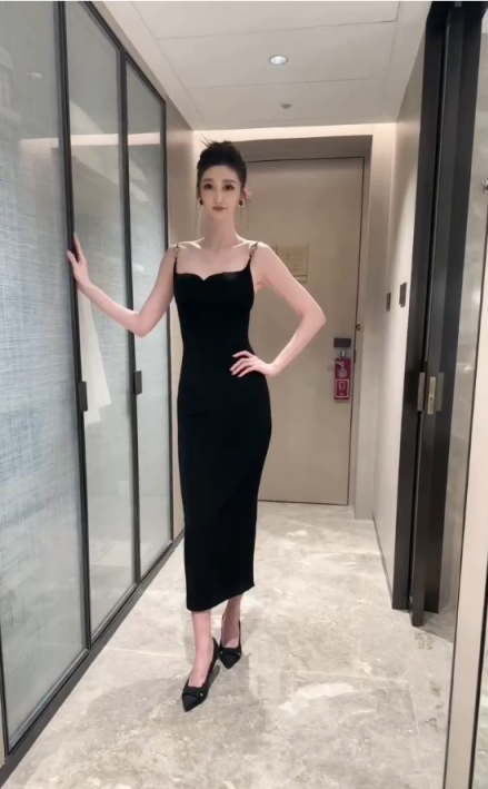 NONO超模身材，亮相年度主持！