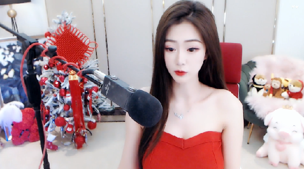 火红女神，小天天惊艳红裙开播