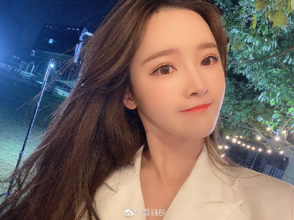 粉嫩可爱！戴羽彤唯美甜美写真