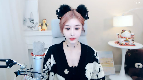兰梦莎变身小猫咪，魅力无限！