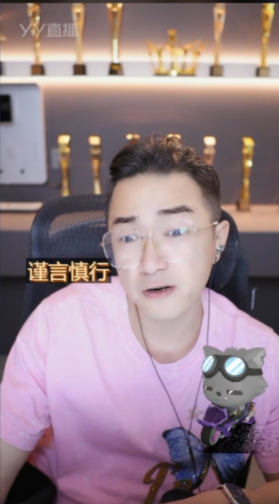 老毕展示健身效果，肱二头肌“爆炸”