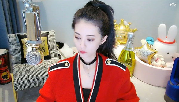 飒！小金娃红色制服尽显女神气质