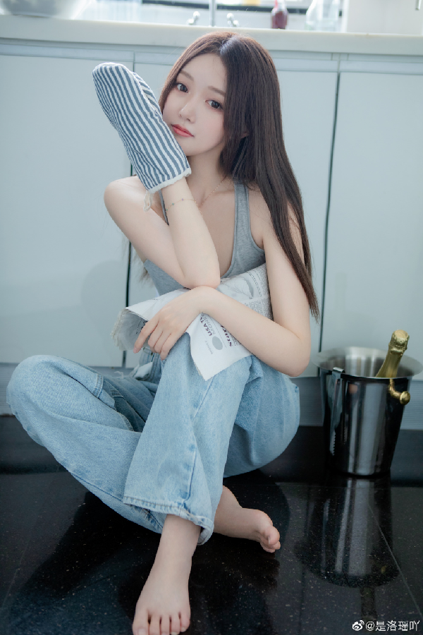 楚楚动人！洛瑶厨房写真大片