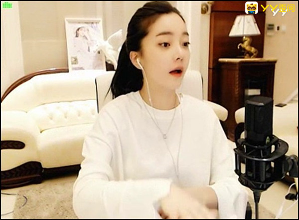 拼了！为了年度崔阿扎拍卖丝袜