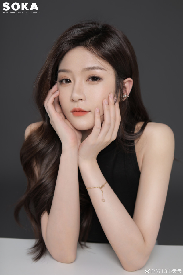 婀娜多姿！小天天紧身装写真来袭