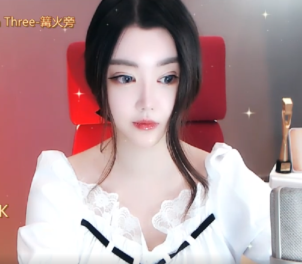 晓夏配白色泡泡裙，造型复古摩登