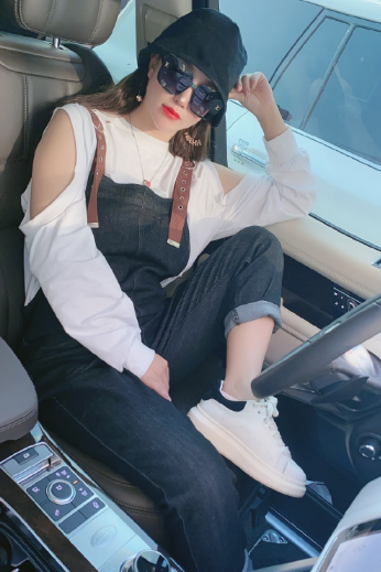香车美女！文静冷酷生活照