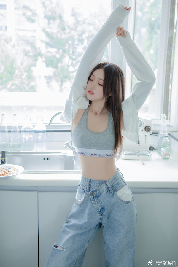 楚楚动人！洛瑶厨房写真大片