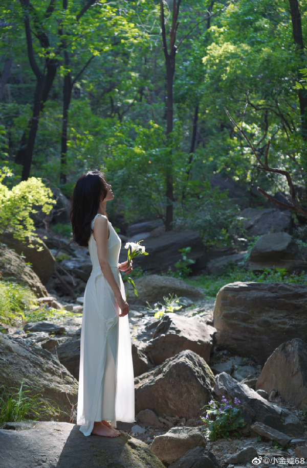 小金娃山林小溪女神范美照！